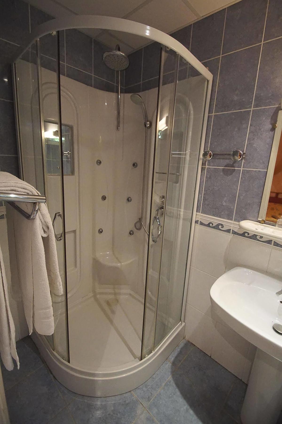 Hotel Le Derby Кан сюр Мер Екстериор снимка