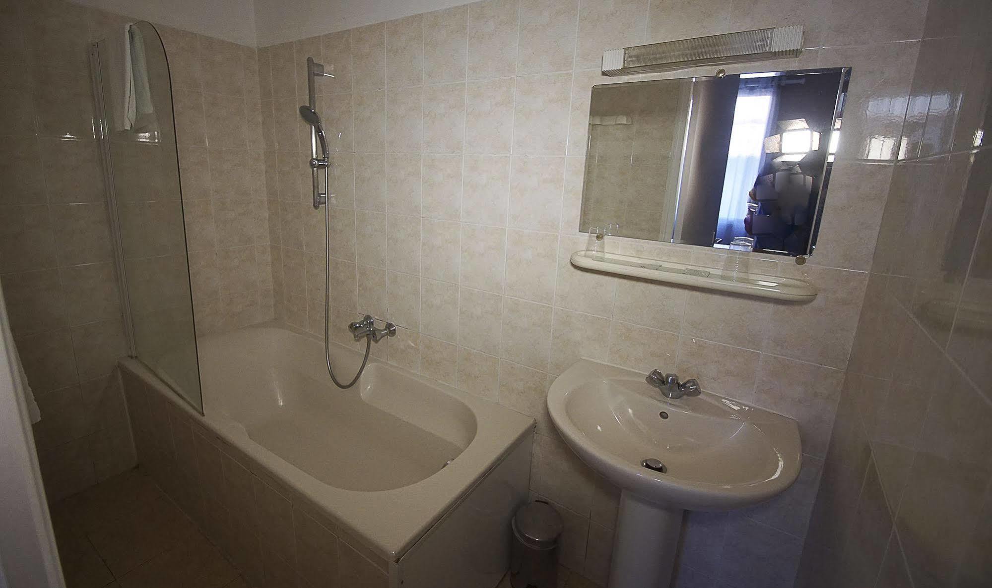 Hotel Le Derby Кан сюр Мер Екстериор снимка